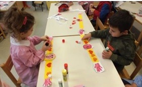 foto bambini che producono braccialetti di carta