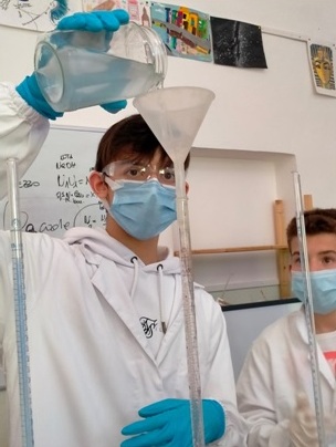 foto alunno che sta eseguendo un esperimento in laboratorio