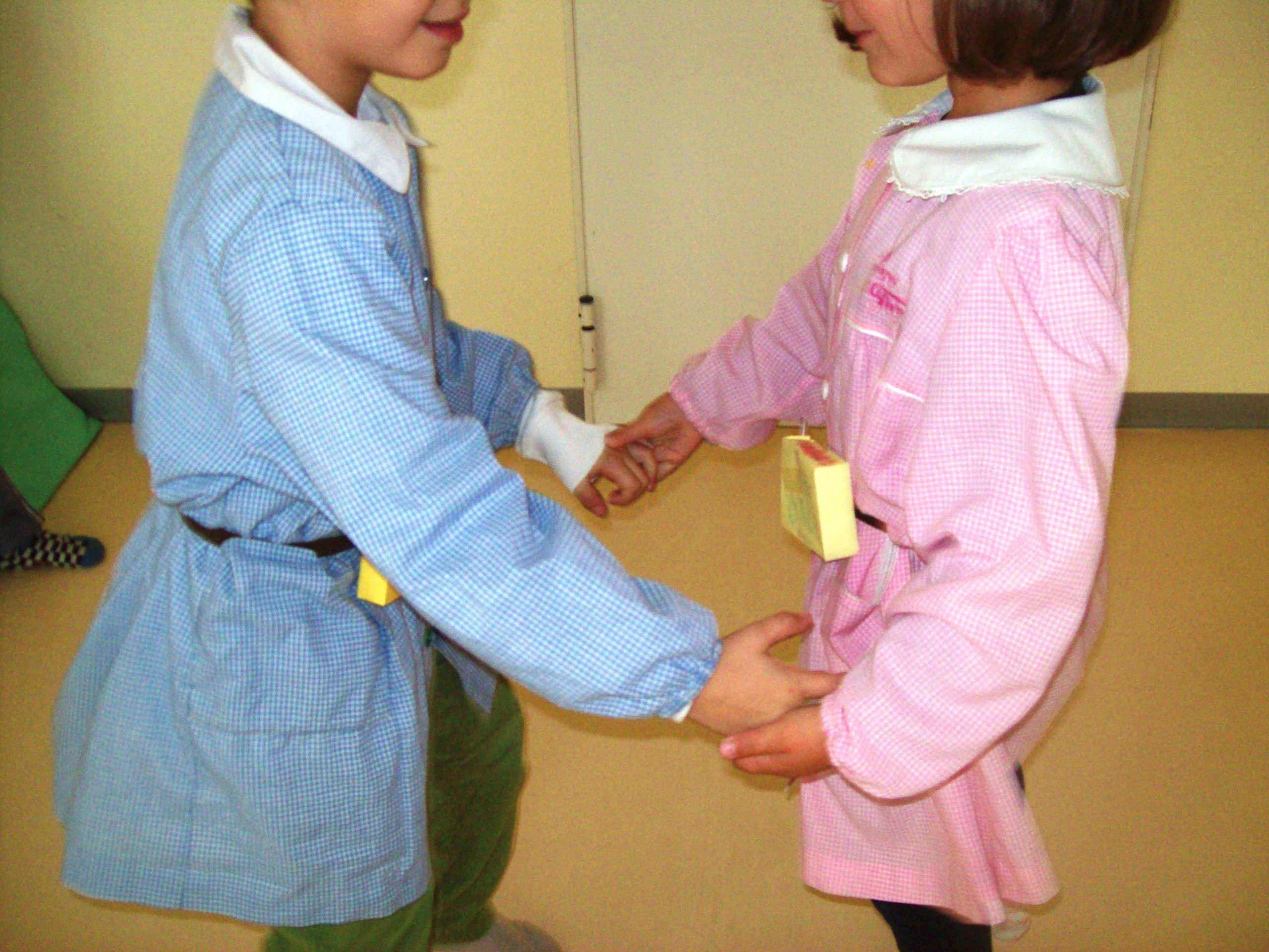 Foto bambini che si danno la mano